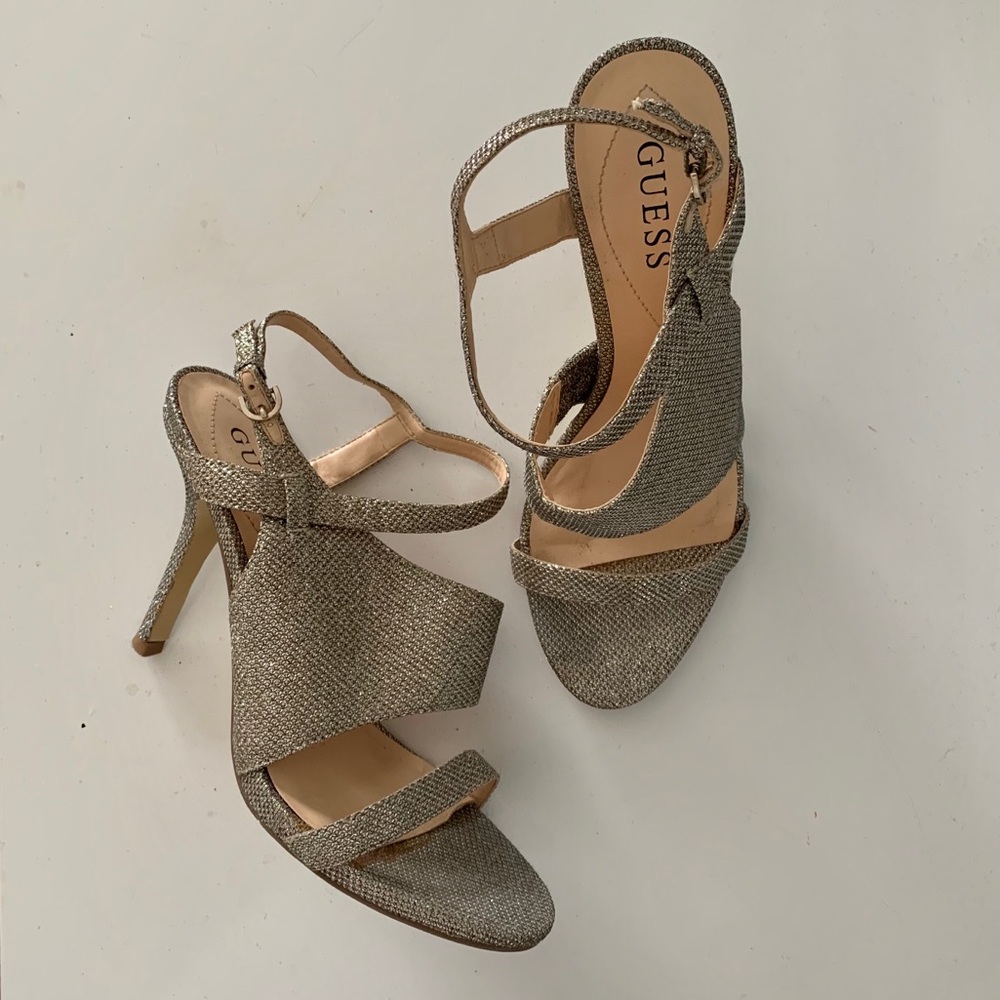GUESS Sparkly Pump